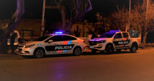 En un operativo realizado en San Juan, efectivos policiales detuvieron a cuatro individuos que, haciéndose pasar por policías, ingresaron a una vivienda en el Loteo Río San Juan, en Santa Lucía, y robaron a una mujer. Tras una persecución, los delincuentes fueron interceptados y aprehendidos, desbaratando así una banda dedicada a este tipo de delitos.