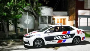 Un violento episodio sacudió al Barrio Centenario en Chimbas, donde Ismael Carrizo disparó al menos cinco veces contra su concuñado, Sergio Leiza, hiriéndolo en tres oportunidades.