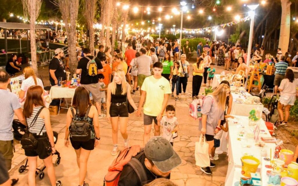 Este sábado 12 de octubre, los jardines del Auditorio Juan Victoria serán el escenario de una feria de emprendedores con motivo del Día de la Madre. Con más de 100 expositores, los visitantes podrán encontrar una amplia variedad de productos artesanales, desde cerámica y velas aromáticas hasta indumentaria deportiva y joyería, todo elaborado por emprendedores locales.