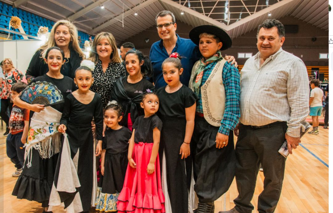 Miles de personas se dieron cita para disfrutar del segundo día de la Feria de la Cultura Popular y el Libro "Renacimiento" en el departamento de Rawson. El evento, encabezado por el intendente Carlos Munisaga, se transformó en un espacio de encuentro, cultura y aprendizaje, donde la comunidad pudo participar en diversas actividades pensadas para todas las edades.