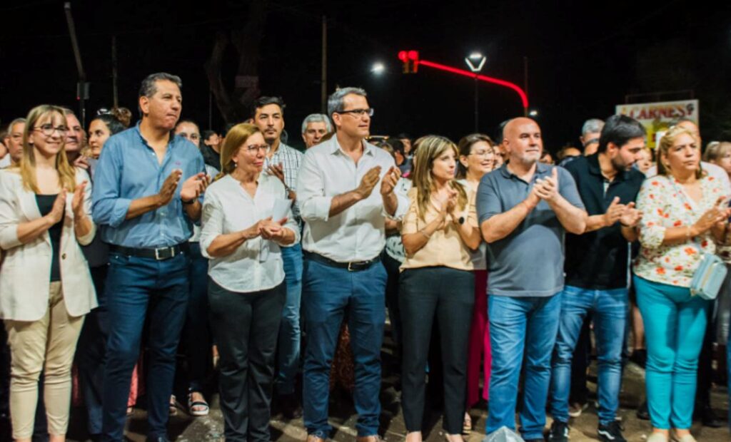 El intendente de Rawson, Carlos Munisaga, inauguró mejoras en la esquina de Calle 5 y General Acha, que incluyen veredas, rampas, paradas de colectivos y luminarias LED, optimizando la accesibilidad y seguridad en el área.