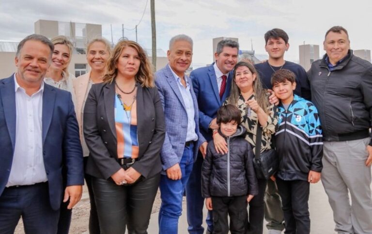 En una jornada llena de emoción, el gobernador de San Juan, Marcelo Orrego, entregó las llaves a 175 familias que finalmente lograron el sueño de la casa propia.