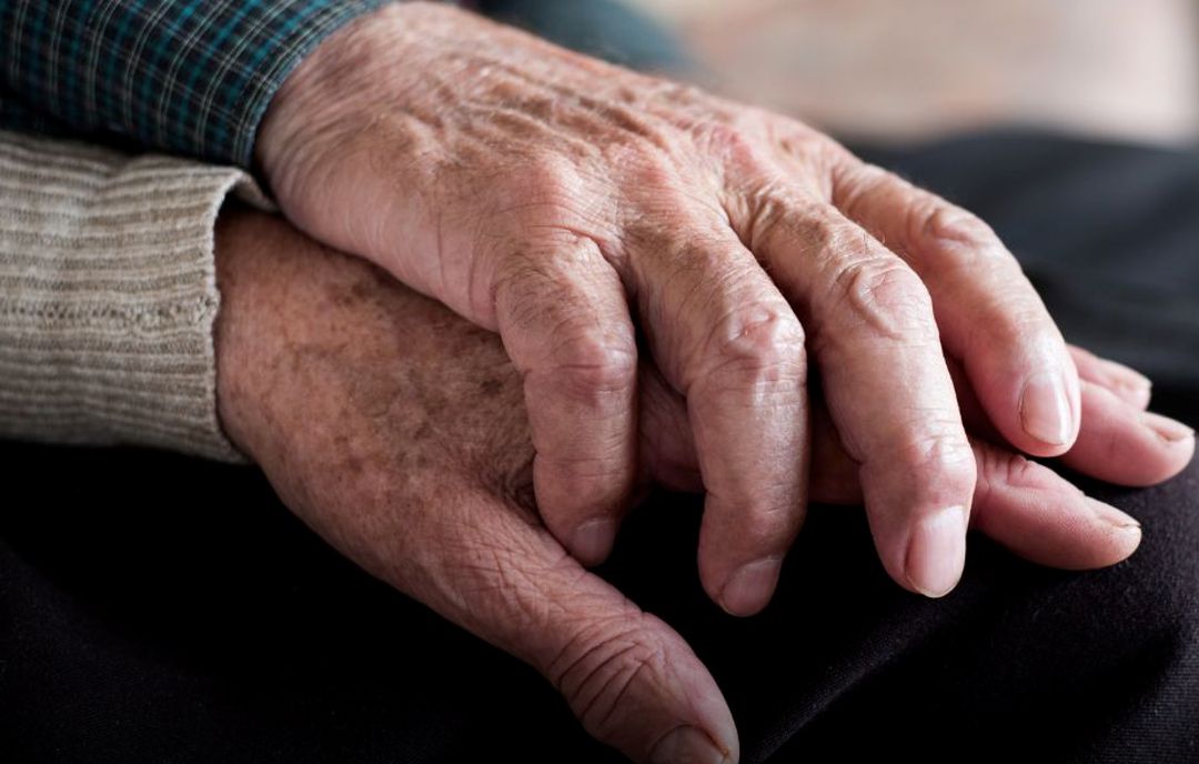 Un violento asalto tuvo lugar en Santa Lucía, San Juan, durante la madrugada de hoy. Tres delincuentes irrumpieron en la vivienda de una pareja de ancianos, los maniataron y procedieron a robar varios objetos de valor. Los ladrones lograron escapar, dejando a las víctimas con heridas leves pero en estado de shock.