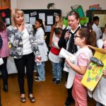 El ministro de Salud, Amílcar Dobladez, y la ministra de Educación, Silvia Fuentes, visitaron la Escuela Marcelino Guardiola en Rawson para participar en la muestra educativa "En la escuela hablemos de dengue", realizada por los estudiantes. Esta actividad, organizada en conjunto por los ministerios de Salud y Educación, tuvo como objetivo capacitar a docentes y alumnos sobre la prevención del dengue.