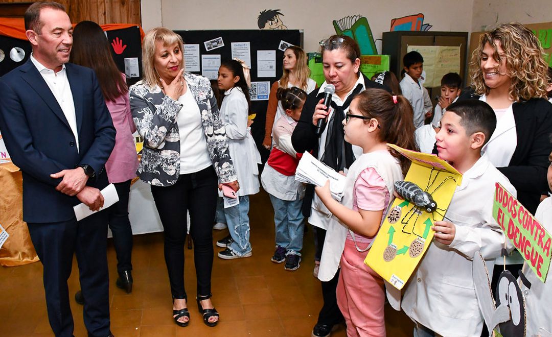 El ministro de Salud, Amílcar Dobladez, y la ministra de Educación, Silvia Fuentes, visitaron la Escuela Marcelino Guardiola en Rawson para participar en la muestra educativa "En la escuela hablemos de dengue", realizada por los estudiantes. Esta actividad, organizada en conjunto por los ministerios de Salud y Educación, tuvo como objetivo capacitar a docentes y alumnos sobre la prevención del dengue.