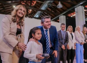 El gobernador de San Juan, Sergio Orrego, reafirmó su compromiso con la comunidad al entregar 300 anteojos y 50 audífonos, destinados a mejorar la calidad de vida de los sanjuaninos. Durante el acto, Orrego destacó la importancia de seguir implementando medidas que beneficien a las familias de San Juan, asegurando que su gestión está centrada en resolver problemas y brindar soluciones concretas.