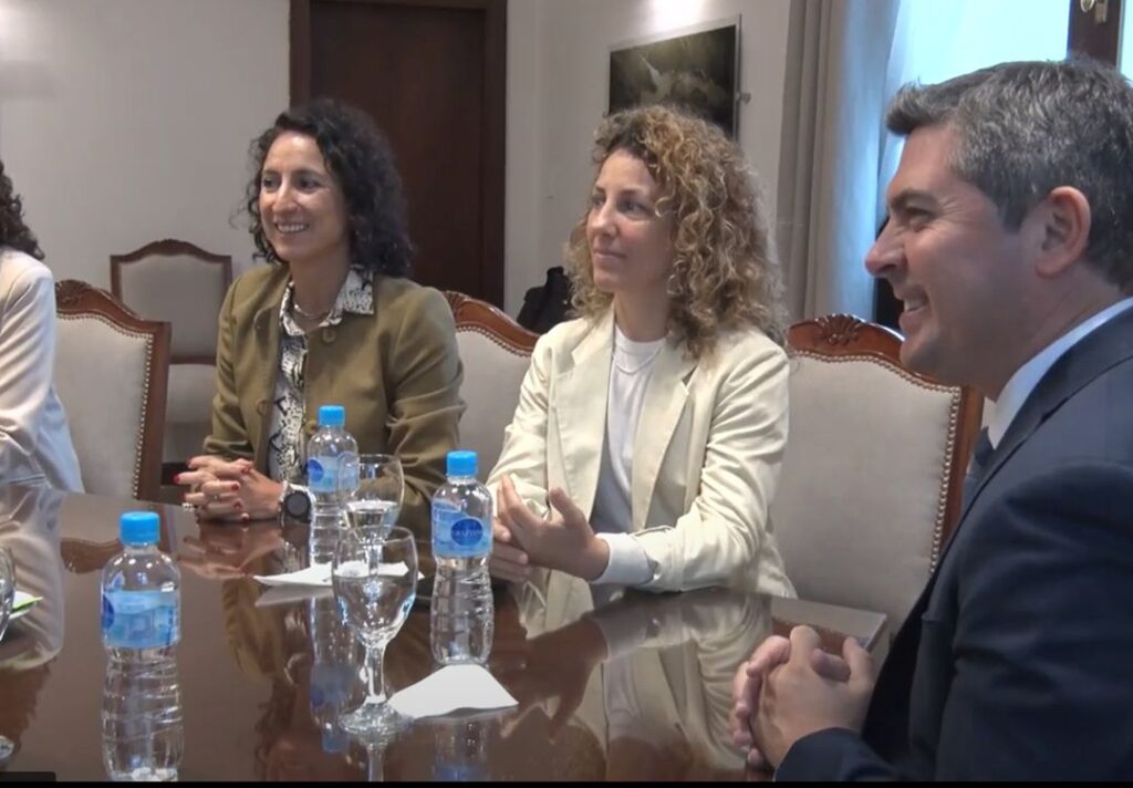 El gobernador Marcelo Orrego recibió este miércoles 9 de octubre a la comitiva de ONU Mujeres en Casa de Gobierno, en una reunión destinada a impulsar la igualdad de género. Participaron del encuentro figuras clave como la ministra de Gobierno, Laura Palma, y la secretaria de Relaciones Institucionales, Claudia Sarmiento, entre otros representantes.