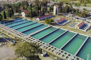 En un esfuerzo por mejorar la infraestructura y el acceso a servicios esenciales, la provincia de San Juan ha comenzado hoy una importante obra de ampliación de la red de agua potable. El proyecto, financiado con fondos provinciales y nacionales, tiene como objetivo beneficiar a más de 10.000 familias en zonas rurales que actualmente tienen dificultades para acceder al agua.