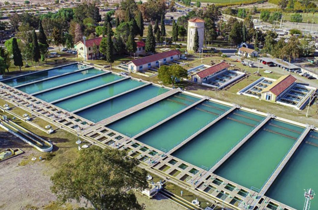 En un esfuerzo por mejorar la infraestructura y el acceso a servicios esenciales, la provincia de San Juan ha comenzado hoy una importante obra de ampliación de la red de agua potable. El proyecto, financiado con fondos provinciales y nacionales, tiene como objetivo beneficiar a más de 10.000 familias en zonas rurales que actualmente tienen dificultades para acceder al agua.