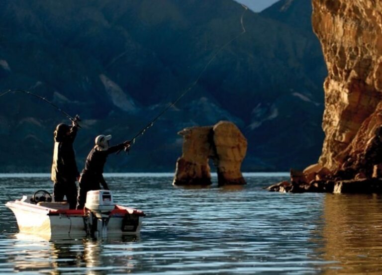 La Secretaría de Ambiente y Desarrollo Sustentable de San Juan ha levantado la veda para la pesca deportiva en el Dique San Agustín, tras una solicitud de la Municipalidad de Valle Fértil. La medida, oficializada mediante la Resolución N° 1379-SEAyDS-2024, estará vigente hasta el año 2026, aunque podría modificarse en caso de que cambien las condiciones ambientales en la región.