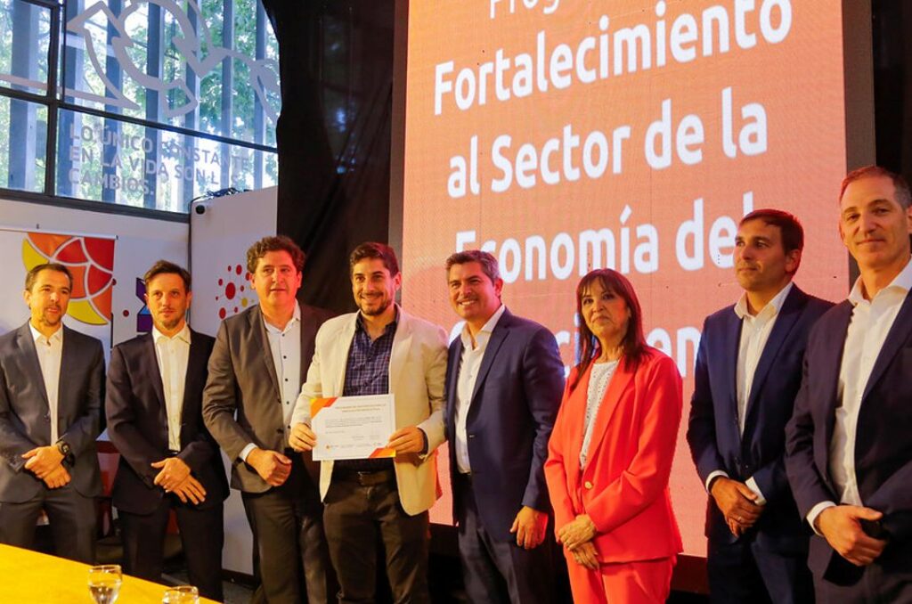 En un acto encabezado por el gobernador de San Juan, Marcelo Orrego, junto al ministro de Producción, Innovación y Trabajo, Gustavo Fernández, se anunció el lanzamiento del Programa de Fortalecimiento del Sector de la Economía del Conocimiento, con una inversión de $250 millones. El objetivo es posicionar a San Juan como un centro clave de innovación y desarrollo tecnológico.