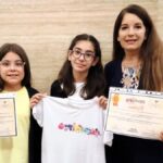 Camila Tornello Cabello y Sofía María Paz Fernández Aguilera, alumnas del Colegio María Auxiliadora de San Juan, se coronaron ganadoras del concurso nacional de escritura "Alumnit@s - Argentina te escuchamos". Las jóvenes lograron el primer puesto de la Región Cuyo con su relato "El valle de las riquezas", una historia que resalta el valor de la tradición y la preservación del medio ambiente.