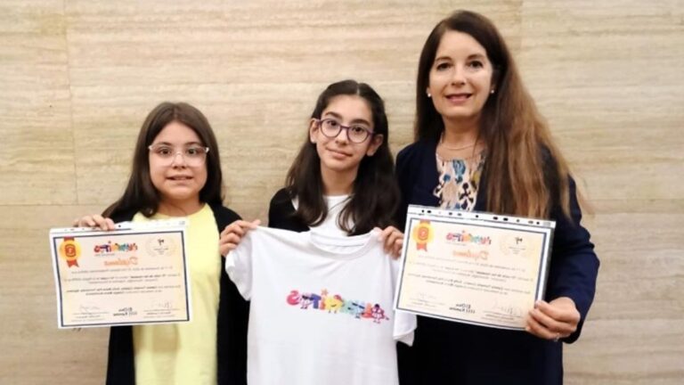 Camila Tornello Cabello y Sofía María Paz Fernández Aguilera, alumnas del Colegio María Auxiliadora de San Juan, se coronaron ganadoras del concurso nacional de escritura "Alumnit@s - Argentina te escuchamos". Las jóvenes lograron el primer puesto de la Región Cuyo con su relato "El valle de las riquezas", una historia que resalta el valor de la tradición y la preservación del medio ambiente.