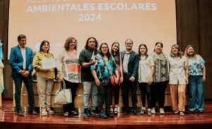 La Secretaría de Ambiente y Desarrollo Sustentable entregó certificados a estudiantes, docentes e instituciones educativas que participaron en la Jornada de Formación de Clubes Ambientales Escolares 2024. El evento, realizado en la Sala Emar Acosta, destacó el compromiso de las escuelas con el medio ambiente y la sostenibilidad.