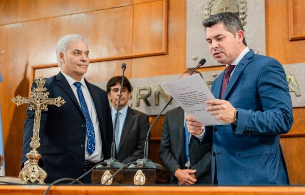 En la mañana del viernes 8 de noviembre, el gobernador de San Juan presidió la ceremonia de asunción del nuevo Contador General, Luis Emilio Estebes Puerta, en la sala Rogelio Cerdera de la Casa de Gobierno. La ceremonia fue acompañada por importantes autoridades de la provincia. Este evento destaca el compromiso del gobierno en la transparencia y el buen manejo de las finanzas provinciales, lo que garantiza la estabilidad económica de San Juan.