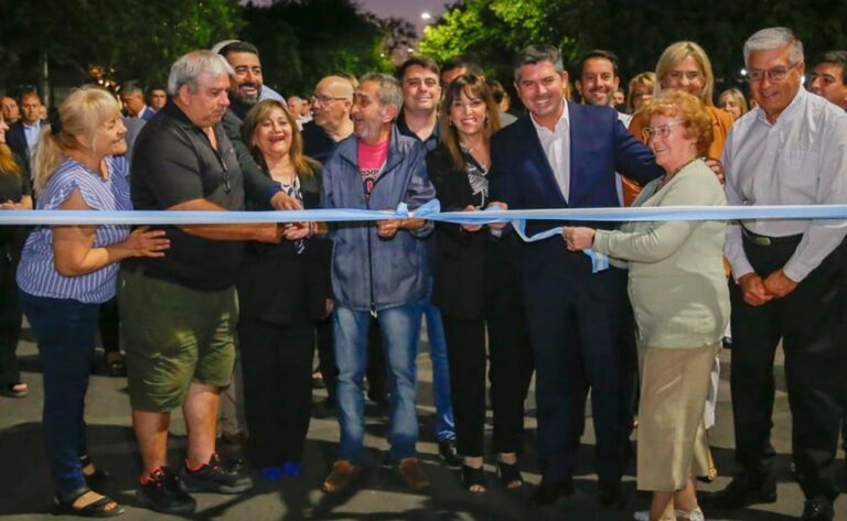 El gobernador de San Juan, Marcelo Orrego, y la intendenta Susana Laciar inauguraron este 11 de noviembre la repavimentación de la calle Sargento Cabral, una obra de 3,5 kilómetros en una arteria clave para la circulación. Esta iniciativa, parte del Programa Provincial de Pavimentos Urbanos, busca mejorar la infraestructura vial y aliviar el tránsito en áreas concurridas, beneficiando a miles de sanjuaninos.