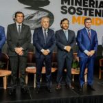 Durante la Cumbre de Minería Sostenible realizada en Mendoza, San Juan reafirmó su liderazgo en el sector al ser elegida como la provincia que presidirá la Mesa del Cobre durante un año. El gobernador Marcelo Orrego fue designado presidente de esta mesa, destacando el compromiso de la provincia con una minería moderna, responsable y sostenible.