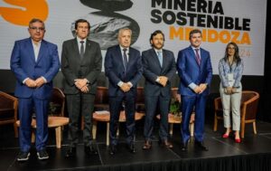 Durante la Cumbre de Minería Sostenible realizada en Mendoza, San Juan reafirmó su liderazgo en el sector al ser elegida como la provincia que presidirá la Mesa del Cobre durante un año. El gobernador Marcelo Orrego fue designado presidente de esta mesa, destacando el compromiso de la provincia con una minería moderna, responsable y sostenible.