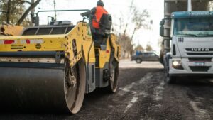 El Gobierno de San Juan, liderado por el gobernador Marcelo Orrego, ha presentado el ambicioso Plan de Recuperación Integral de Rutas Provinciales, una iniciativa clave para mejorar la infraestructura vial de la provincia. Este proyecto no solo promete rutas más seguras y accesibles, sino que también busca generar empleo, fomentar el turismo y fortalecer la economía local.