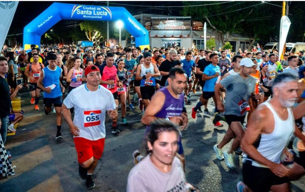 El miércoles 4 de diciembre, Santa Lucía se vestirá de fiesta con la 13ª edición de la prueba atlética "Santa Lucía Corre de Noche", evento que celebra el aniversario de la ciudad. Con modalidades de 10 kilómetros competitivos y 1,5 kilómetros participativos, la carrera promete reunir a cientos de atletas y entusiastas del deporte.