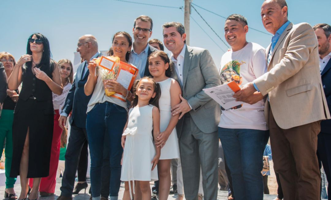 En un acto cargado de emoción, el intendente de Rawson, Carlos Munisaga, participó en la entrega de 135 viviendas en el barrio SUOES junto al gobernador Marcelo Orrego. Este proyecto representa un hito para las familias sanjuaninas, consolidando el compromiso del municipio con el bienestar y el progreso social.