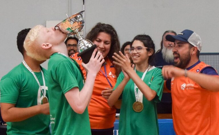 Los atletas de San Juan brillaron en los Juegos Nacionales Evita de Deporte Adaptado, celebrados en Mar del Plata, donde la delegación sanjuanina obtuvo importantes logros. Con medallas en diversas disciplinas como atletismo, natación y goalball, San Juan reafirmó su liderazgo en el deporte inclusivo y su compromiso con el desarrollo deportivo adaptado.