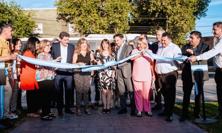 En el marco de la Semana de Educación Técnica, más de 100 instituciones educativas participaron en la muestra anual organizada por el Ministerio de Educación de San Juan. El evento, llevado a cabo en la Estación San Martín, contó con la presencia de la ministra de Educación, Silvia Fuentes, quien destacó la creatividad e innovación de los trabajos expuestos.