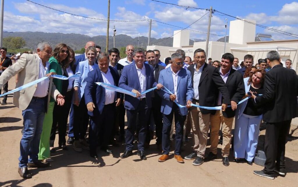 En un acto encabezado por el gobernador de San Juan, Marcelo Orrego, 74 familias del Barrio Ampliación Valle Norte, en Valle Fértil, recibieron las llaves de sus nuevas viviendas. Este proyecto no solo cumple con el sueño de la casa propia para decenas de familias, sino que también impulsa el desarrollo económico local al generar empleo en el sector de la construcción.