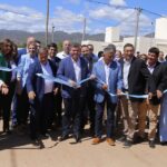 En un acto encabezado por el gobernador de San Juan, Marcelo Orrego, 74 familias del Barrio Ampliación Valle Norte, en Valle Fértil, recibieron las llaves de sus nuevas viviendas. Este proyecto no solo cumple con el sueño de la casa propia para decenas de familias, sino que también impulsa el desarrollo económico local al generar empleo en el sector de la construcción.