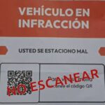 La Policía de San Juan advierte sobre una nueva modalidad de estafa que afecta a los conductores. Boletas de infracción falsas son colocadas en vehículos estacionados, con un código QR que, al ser escaneado, roba información personal y bancaria de las víctimas.