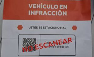 La Policía de San Juan advierte sobre una nueva modalidad de estafa que afecta a los conductores. Boletas de infracción falsas son colocadas en vehículos estacionados, con un código QR que, al ser escaneado, roba información personal y bancaria de las víctimas.