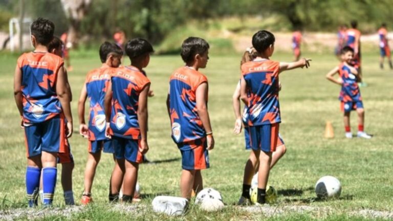 El exfutbolista Germán Salla organiza un campus intensivo de fútbol en San Juan, dirigido a jóvenes de entre 8 y 17 años. Con el apoyo de la Secretaría de Deportes, el evento busca identificar y desarrollar futuras promesas del fútbol sanjuanino, combinando entrenamientos técnicos y charlas formativas.