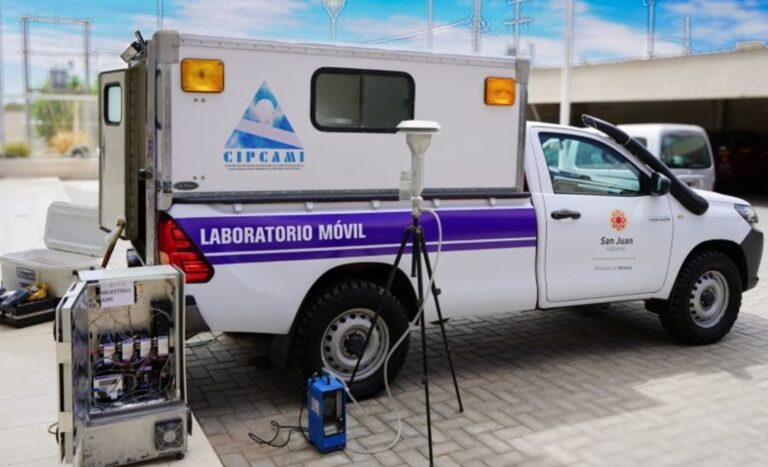 El Ministerio de Minería presentó un laboratorio móvil que permitirá realizar controles ambientales en sitios remotos. Este vehículo, equipado con tecnología avanzada, realiza análisis de aire, agua y suelo, garantizando una respuesta rápida ante emergencias y una mejora en el monitoreo de recursos naturales.