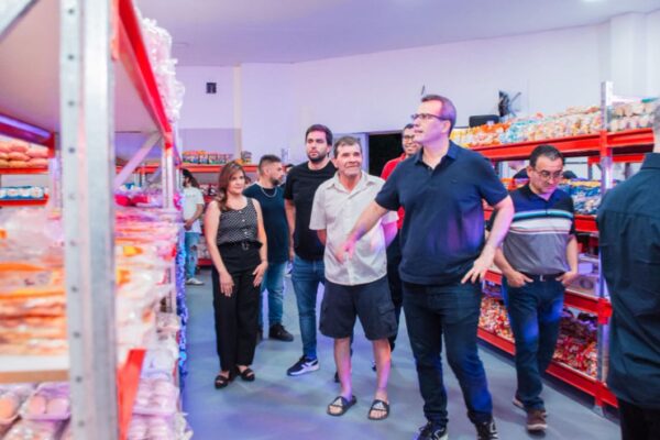 EL INTENDENTE DE RAWSON CELEBRA APERTURA DE NUEVA PANADERÍA