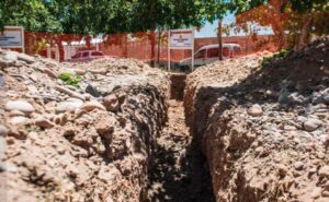 El intendente de Rawson, Carlos Munisaga, supervisó el progreso de la obra de cloacas en el barrio SUTIAGYF, un proyecto esperado durante años que transformará la vida de más de 90 residentes. Esta iniciativa busca solucionar problemas históricos de infraestructura sanitaria, mejorando la calidad de vida en esta zona de San Juan.