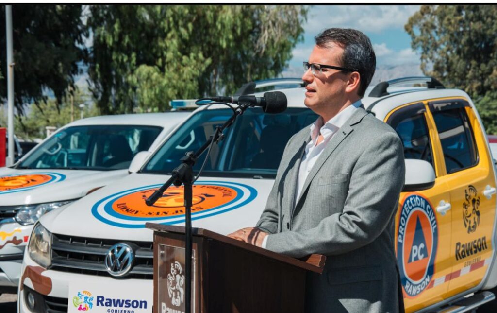 El intendente de Rawson, Carlos Munisaga, anunció la entrega de equipamiento clave para fortalecer la capacidad operativa del Cuerpo de Protección Civil y de los Preventores Municipales. En una ceremonia realizada este miércoles, se entregaron motos, camionetas e indumentaria de seguridad, destacando el compromiso del municipio con la protección de la comunidad.