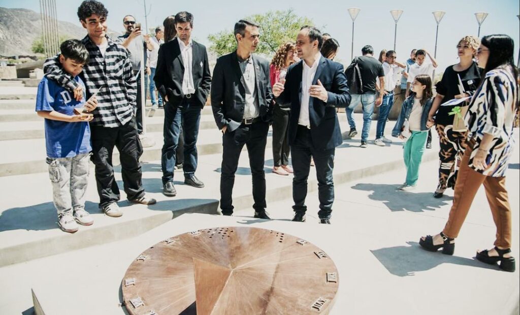 En el Complejo Ambiental San Juan, estudiantes de la EPET N° 5 inauguraron un reloj solar como parte de sus prácticas profesionalizantes en Energías Renovables. Este proyecto marca un hito en la integración entre innovación, educación y sostenibilidad en la provincia.