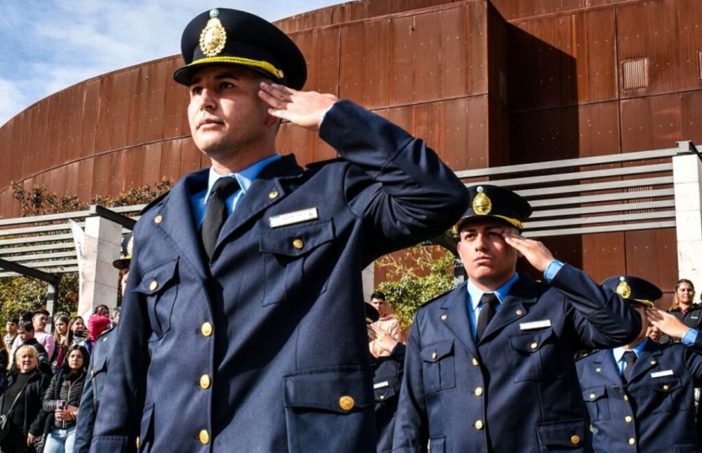 La Policía de San Juan conmemora su 155 aniversario con una semana llena de actividades que resaltan el compromiso y la lealtad de sus miembros. La celebración comenzó con una misa en honor a quienes cumplieron 25 y 50 años de servicio, un tributo a su trayectoria y dedicación.