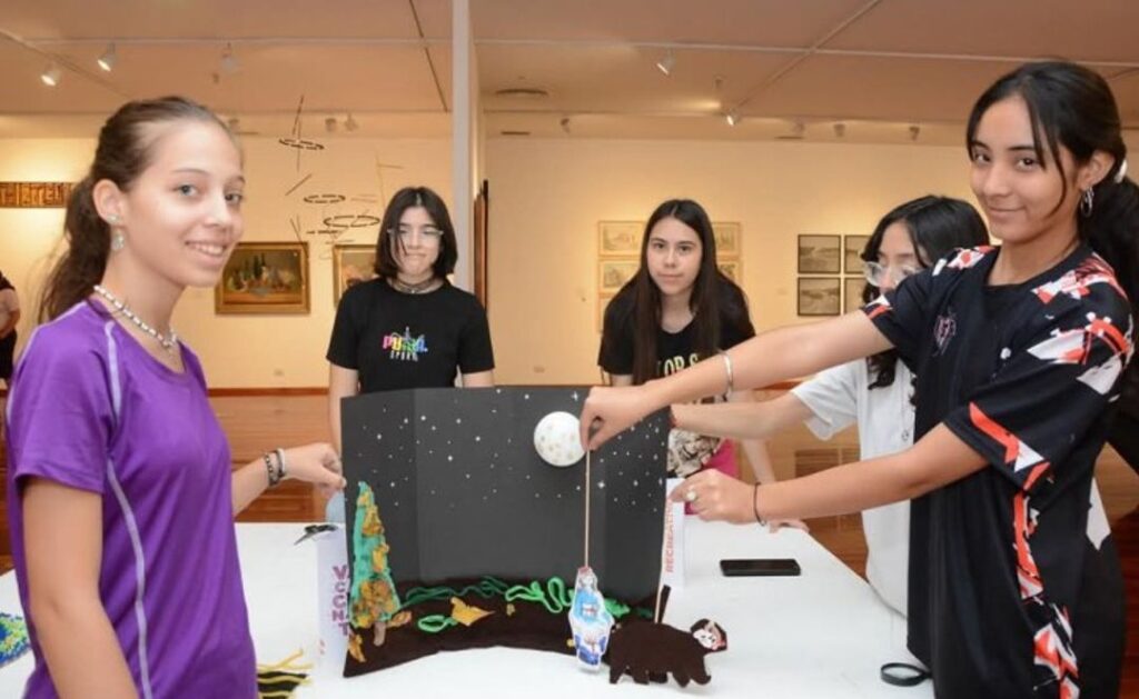 El Museo Provincial de Bellas Artes Franklin Rawson (MPBAFR) de San Juan presenta la 16ª edición de Vacacionarte, la colonia de verano que fomenta el acercamiento al arte en niñas, niños y adolescentes. La propuesta se desarrollará del 27 de enero al 21 de febrero, de lunes a viernes, de 10 a 12 horas.