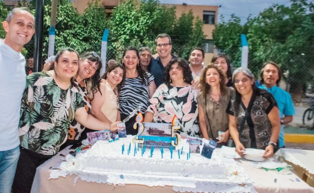 En el marco del 25° aniversario del Barrio SUTIAGYF, el intendente de Rawson, Carlos Munisaga, anunció la culminación de obras clave para mejorar la calidad de vida de los vecinos. Las renovaciones incluyen la remodelación del playón deportivo, la puesta en valor de la plazoleta, la instalación de iluminación LED y la esperada conexión de cloacas.