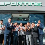 El intendente de Rawson participó este viernes de la inauguración de Sporting, una reconocida tienda de indumentaria, calzado y accesorios deportivos, que ahora tiene presencia en el departamento sanjuanino. Ubicada en Boulevard Sarmiento 614 (Oeste), esquina Santa Rosa, la tienda ofrece productos de primeras marcas tanto para el deporte como para la vida cotidiana.