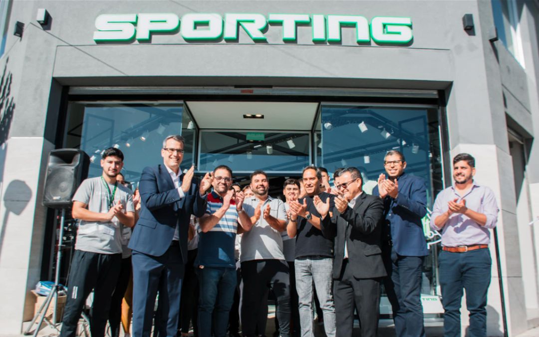 El intendente de Rawson participó este viernes de la inauguración de Sporting, una reconocida tienda de indumentaria, calzado y accesorios deportivos, que ahora tiene presencia en el departamento sanjuanino. Ubicada en Boulevard Sarmiento 614 (Oeste), esquina Santa Rosa, la tienda ofrece productos de primeras marcas tanto para el deporte como para la vida cotidiana.