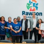 En el marco del Día de las Personas con Discapacidad, el intendente de Rawson, Carlos Munisaga, recibió a la Fundación Niño Jesús, que entregó señalización en Braille para establecimientos municipales. Este gesto reafirma el compromiso de la localidad con la accesibilidad.