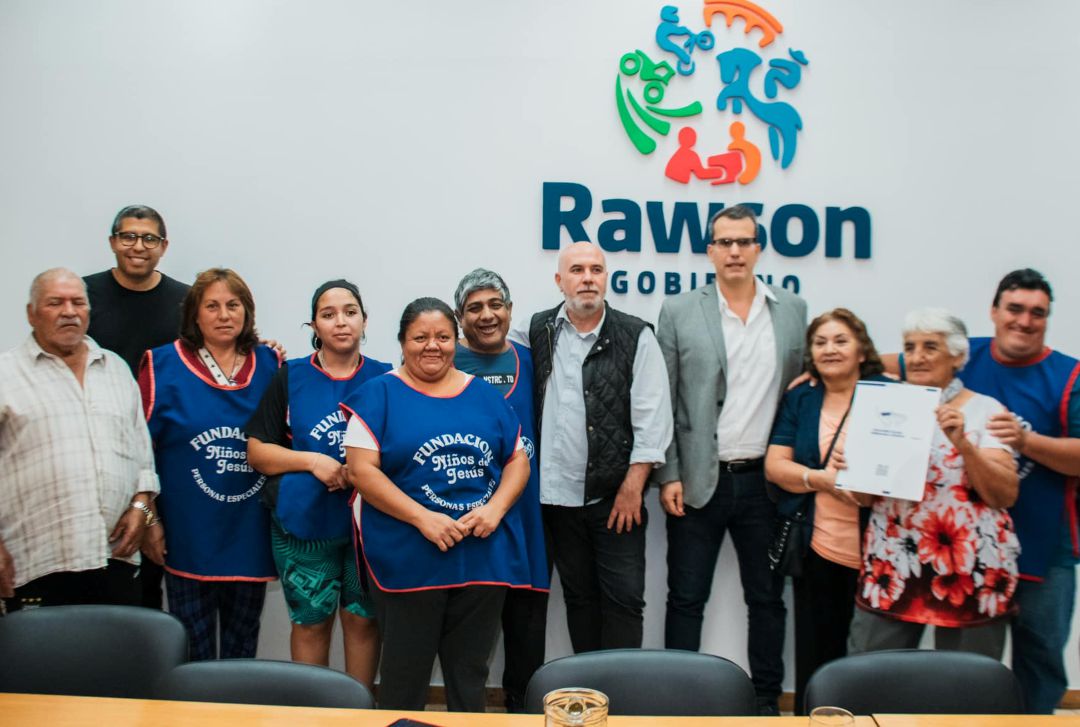 En el marco del Día de las Personas con Discapacidad, el intendente de Rawson, Carlos Munisaga, recibió a la Fundación Niño Jesús, que entregó señalización en Braille para establecimientos municipales. Este gesto reafirma el compromiso de la localidad con la accesibilidad.