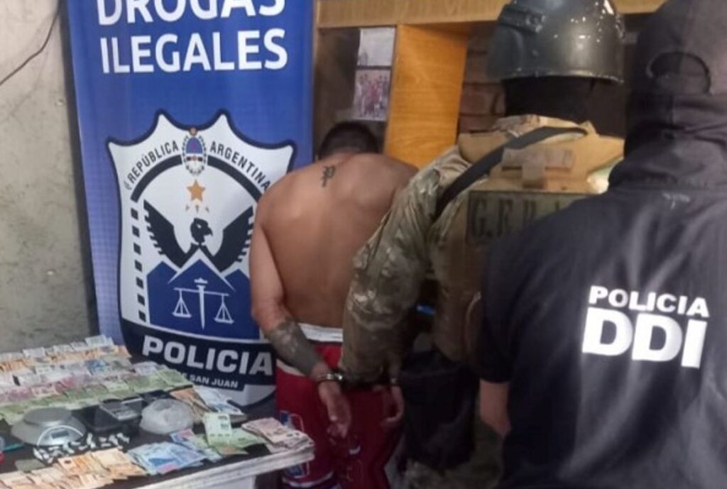 Un exitoso operativo realizado por la Policía de San Juan y la Fiscalía Federal permitió desarticular una red de narcotráfico en el Lote Hogar 32, Rawson. La acción culminó con la detención de un joven de 24 años y el secuestro de cocaína, dinero en efectivo y elementos vinculados a la actividad ilegal.