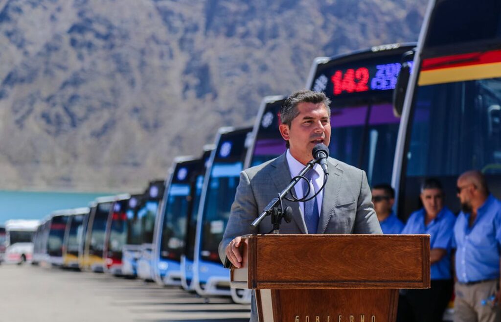 El gobernador de San Juan, Marcelo Orrego, encabezó la presentación de 34 nuevas unidades de transporte que se incorporan a la Red Tulum como parte de la renovación del sistema de transporte público. El evento se llevó a cabo en el embarcadero del Dique Punta Negra, un escenario emblemático que destacó la importancia de este avance.