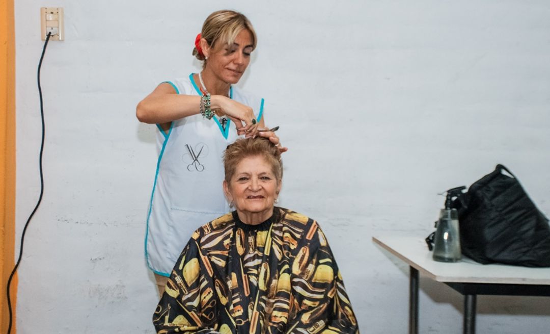 El Centro de Jubilados Paz y Bien, ubicado en Rawson, San Juan, llevó a cabo las jornadas “Para Ti”, un espacio dedicado al bienestar y cuidado de los adultos mayores. Estas actividades fueron organizadas por el municipio con el objetivo de promover una vida plena y saludable.