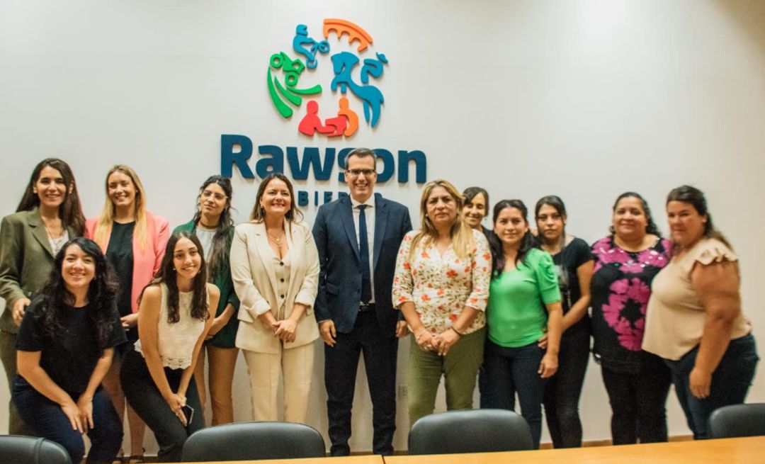 El intendente de Rawson Carlos Munisaga firmó un convenio de colaboración con la Defensoría del Pueblo y la RONAT San Juan para proteger los derechos de niños, niñas y adolescentes. Este acuerdo busca promover proyectos que fortalezcan la promoción de derechos y acciones conjuntas para abordar problemáticas sociales.