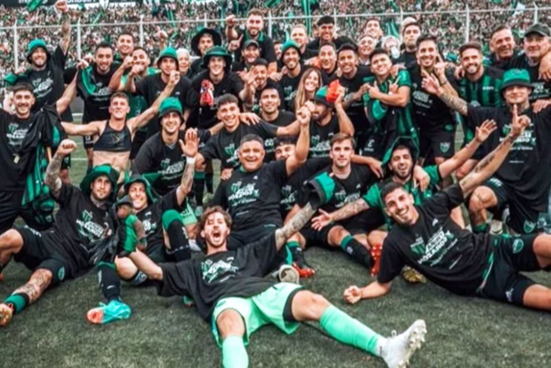 Finalmente, San Martín de San Juan a la Primera División del fútbol argentino, un sueño cumplido gracias a los cabezazos de Federico González y el ingresado Nazareno Fúnez. Con estos goles, el Verdinegro tocó el cielo y celebró el regreso a lo más alto del fútbol nacional.