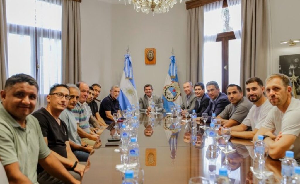 El gobernador de San Juan, Marcelo Orrego, recibió a jugadores, cuerpo técnico y dirigentes del Club Atlético San Martín tras el ascenso a la Liga Profesional de Fútbol. En el encuentro, se reafirmó el apoyo del Gobierno para que el club compita al más alto nivel en la temporada 2025.